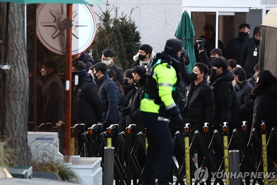 Các nhà điều tra từ cơ quan chống tham nhũng nhà nước tiếp cận lối vào dinh thự Tổng thống Yoon Suk Yeol ở Seoul vào ngày 3/1. Ảnh: Yonhap.