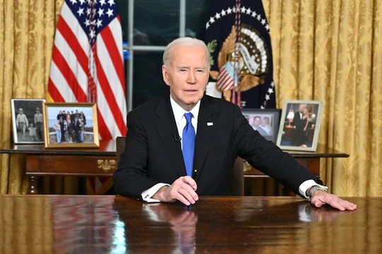 Tổng thống Mỹ Joe Biden phát biểu từ phía sau Chiếc bàn Kiên định, Phòng Bầu dục. Ảnh: Getty.