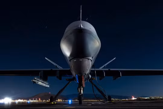 Một chiếc MQ-9 Reaper của Không quân Mỹ đậu trên đường băng tại Căn cứ Không quân Creech, Nevada, trong một cuộc thử nghiệm vũ khí vào ngày 3/9/2000. Ảnh: US Airforce.