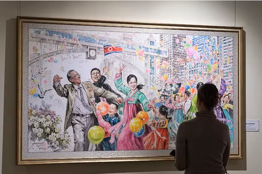 Một phụ nữ tham quan triển lãm nghệ thuật Triều Tiên tại một bảo tàng ở Moscow, Nga. Ảnh: Reuters.