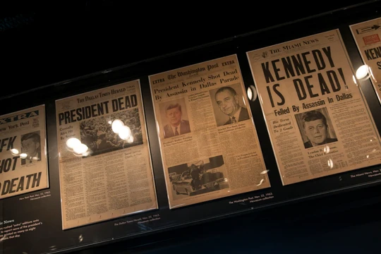 Các trang nhất về vụ ám sát Tổng thống John F. Kennedy, được nhìn thấy tại Newseum ở D.C. vào ngày 26/9/2013. Ảnh: AFP.