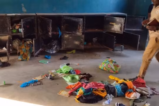 Cảnh tượng ở ký túc xá của trường Công giáo tại bang Niger, Nigeria, nơi học sinh bị bắt cóc. Ảnh: CAN.