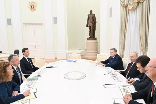 Tổng thống Nga Vladimir Putin và đặc phái viên Mỹ Steve Witkoff gặp nhau tại Điện Kremlin, ngày 2/12. Ảnh: Sputnik.