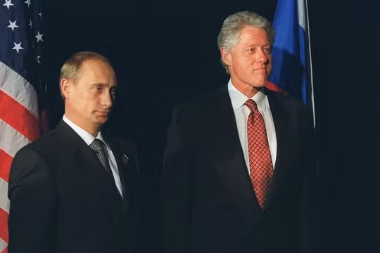 Tổng thống Mỹ Bill Clinton (phải) đứng cùng Thủ tướng Nga Vladimir Putin tại hội nghị thượng đỉnh APEC ở New Zealand, tháng 9/1999.
