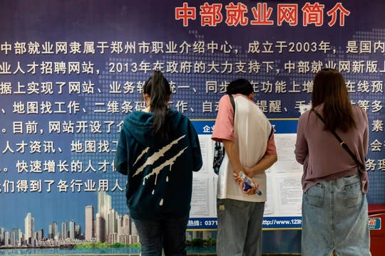 Nhiều công việc tuyển người không thu hút người trẻ tuổi mới ra trường ở Trung Quốc (Ảnh: FT)