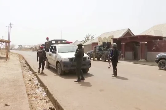 Lực lượng an ninh tuần tra trên đường phố giữa lúc bạo lực gia tăng ở Mangu, bang Plateau, Nigeria, ngày 24/1/2024. Ảnh: Reuters.