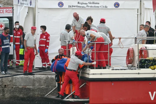 Lực lượng cứu hộ khiêng thi thể sau khi thợ lặn quay trở lại bến cảng Porticello gần Palermo, ba ngày sau khi du thuyền sang trọng mang cờ Anh Bayesian bị chìm (Ảnh: Getty)