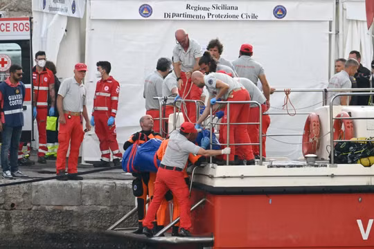 Lực lượng cứu hộ khiêng thi thể sau khi thợ lặn quay trở lại bến cảng Porticello gần Palermo, ba ngày sau khi du thuyền sang trọng mang cờ Anh Bayesian bị chìm (Ảnh: Getty)
