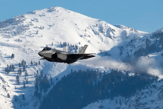 Một chiến đấu cơ F-35 đang trong quá trình bay. Ảnh: Không quân Mỹ.