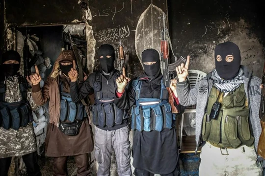 Các tay súng bịt mặt mang nhiều quốc tịch khác nhau của al-Qaeda (Ảnh: Sputnik)