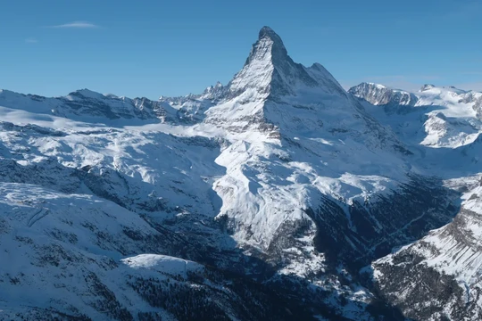 Ngọn núi Matterhorn trong bức ảnh chụp vào ngày 7/1/2022 gần Zermatt, Thụy Sĩ (Ảnh: Getty)
