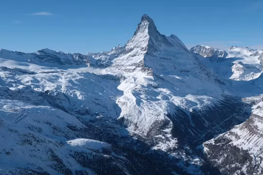 Ngọn núi Matterhorn trong bức ảnh chụp vào ngày 7/1/2022 gần Zermatt, Thụy Sĩ (Ảnh: Getty)