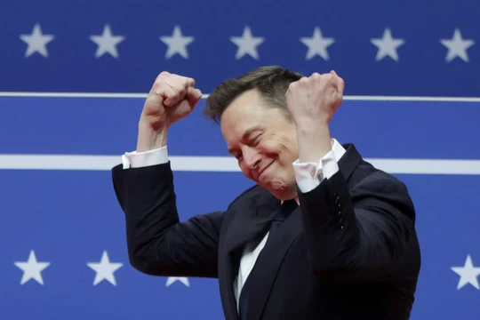 Elon Musk ăn mừng trong một sự kiện ủng hộ Tổng thống Donald Trump hôm 20/1. Ảnh: Reuters.