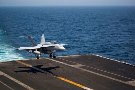Một máy bay chiến đấu F/A-18 hạ cánh trên tàu sân bay USS Harry S. Truman (CVN 75) tháng 10/2013. Ảnh: Getty.