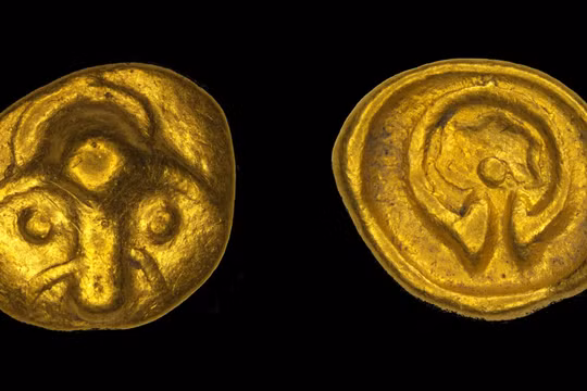 Mặt trước (trái) và mặt sau (phải) của đồng xu cổ. Ảnh: Getty.
