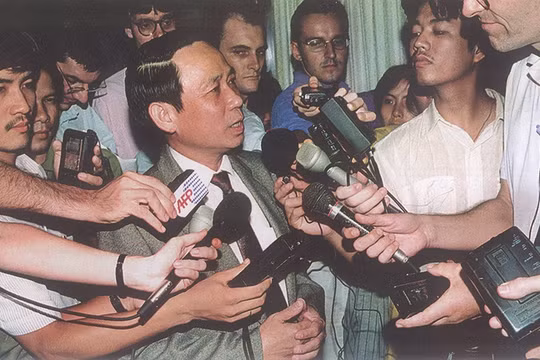 Thứ trưởng Ngoại giao Lê Mai trả lời phỏng vấn báo chí về việc bình thường hóa quan hệ Việt - Mỹ tại Hà Nội