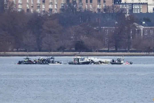 Nhân viên cứu hộ thu hồi các mảnh vỡ trên sông Potomac sau vụ va chạm của chuyến bay American Eagle 5342 và trực thăng Black Hawk ngày 30/1. Ảnh: Reuters.