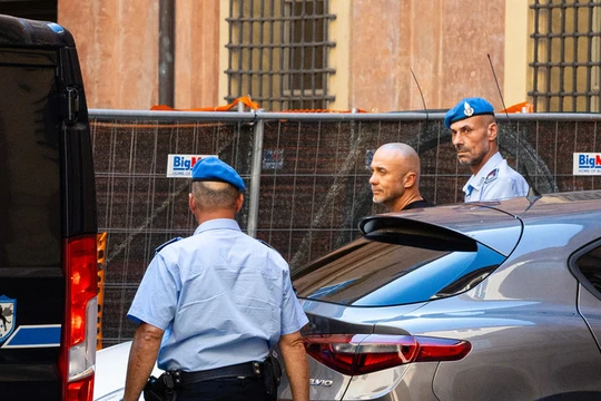 Cảnh sát áp giải nghi phạm đánh bom đường ống Nord Stream Sergey Kuznetsov tại Bologna, Italy vào ngày 22/8. Ảnh: Getty.