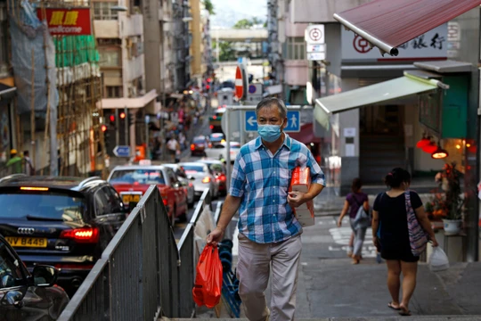 Quy định mới được đưa ra trong bối cảnh số ca nhiễm COVID-19 ở Hong Kong tăng mạnh trở lại (Ảnh: Nikkei)