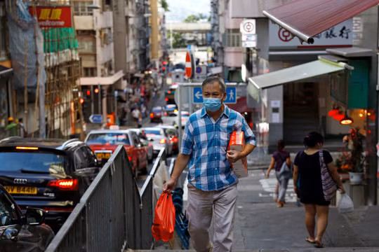 Quy định mới được đưa ra trong bối cảnh số ca nhiễm COVID-19 ở Hong Kong tăng mạnh trở lại (Ảnh: Nikkei)