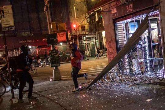 Nhiều người bỏ chạy khỏi một cửa hàng bị đập phá khi cảnh sát ập tới (Ảnh: Fox News)