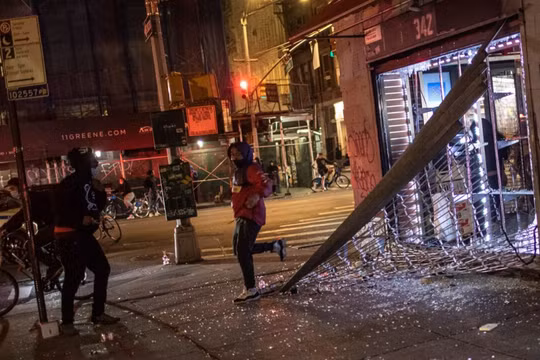 Nhiều người bỏ chạy khỏi một cửa hàng bị đập phá khi cảnh sát ập tới (Ảnh: Fox News)