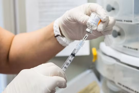 Các nhà khoa học đã đạt bước đột phá mới trong việc điều chế vaccine cúm toàn cầu (Ảnh: Insider)