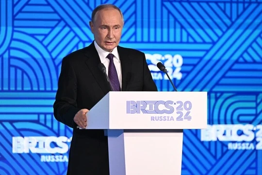 Tổng thống Nga Vladimir Putin phát biểu trong phiên họp toàn thể của Diễn đàn Doanh nghiệp BRICS ở Moscow (Ảnh: Getty)