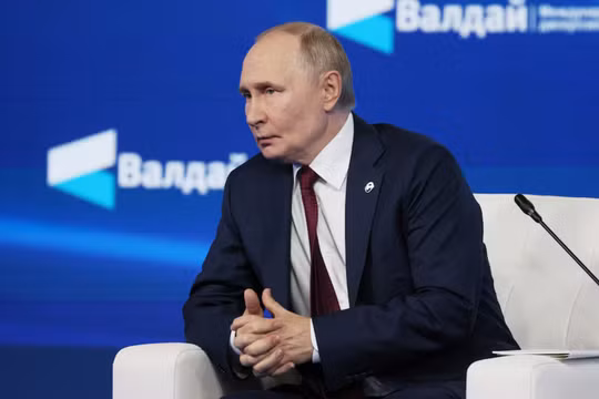 Tổng thống Nga Vladimir Putin tham dự hội nghị quốc tế thường niên của Câu lạc bộ thảo luận Valdai tại Sochi, Nga, ngày 2/10. Ảnh: Reuters.