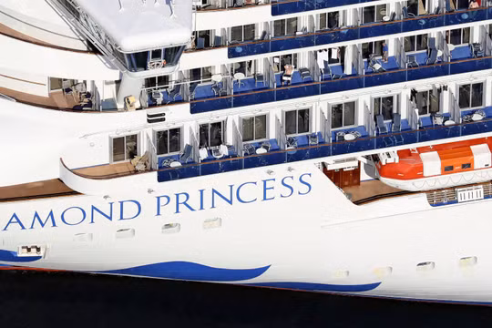 Tàu Diamond Princess neo đậu tại cảng Yokohama, Nhật Bản (Ảnh: Kyodo News)