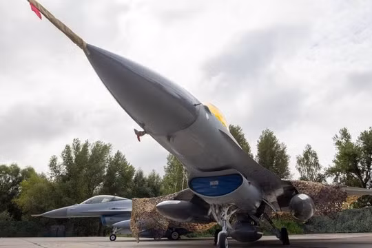 Những chiếc máy bay chiến đấu F-16 đầu tiên được Kiev tiếp nhận, được trưng bày trong bài phát biểu của Tổng thống Ukraine Volodymyr Zelensky, Ukraine ngày 4/8 (Ảnh: Getty)