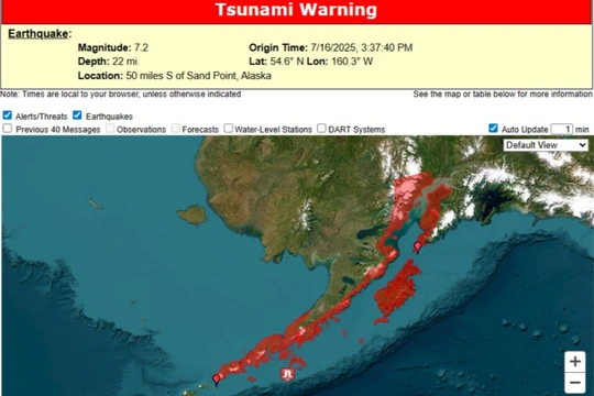 Cảnh báo sóng thần được đưa ra sau trận động đất. Ảnh: Getty.