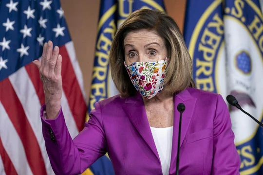 Chủ tịch Hạ viện Nancy Pelosi gọi ông Trump là "mối đe dọa tiềm tàng" và dẫn đầu nỗ lực luận tội ông (Ảnh: Politico)