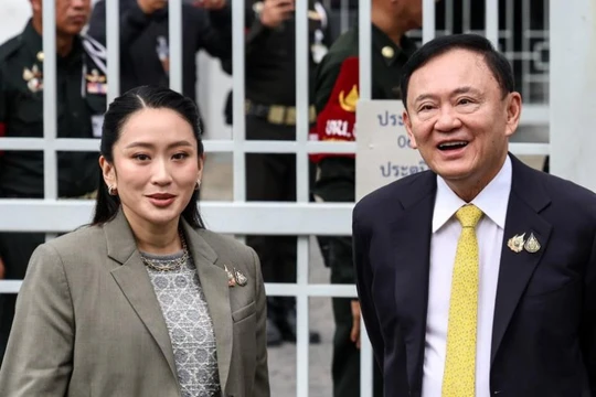 Ông Thaksin Shinawatra và con gái, bà Paetongtarn Shinawatra, đến Tòa án Tối cao hôm 9/9. Ảnh: Bloomberg.