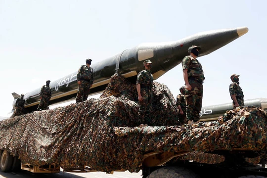 Nhóm Houthi trình diễn tên lửa trong cuộc diễu hành ở thủ đô Sana'a, ngày 21/9/2023. Ảnh: Getty.
