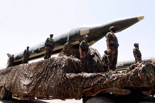 Nhóm Houthi trình diễn tên lửa trong cuộc diễu hành ở thủ đô Sana'a, ngày 21/9/2023. Ảnh: Getty.
