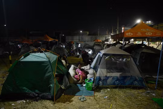 Một người phụ nữ nghỉ ngơi gần những chiếc lều tạm dựng ngoài trời ở Mandalay vào ngày 31/3, ba ngày sau trận động đất chết người ở Myanmar. Ảnh: AFP.