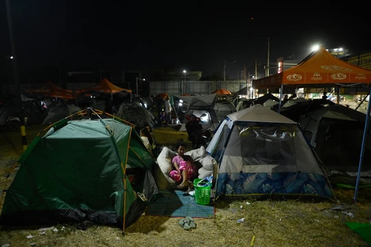 Một người phụ nữ nghỉ ngơi gần những chiếc lều tạm dựng ngoài trời ở Mandalay vào ngày 31/3, ba ngày sau trận động đất chết người ở Myanmar. Ảnh: AFP.