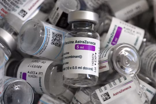 Từng có nhiều trường hợp huyết khối sau khi tiêm vaccine COVID-19 của AstraZeneca (Ảnh: Times Now)