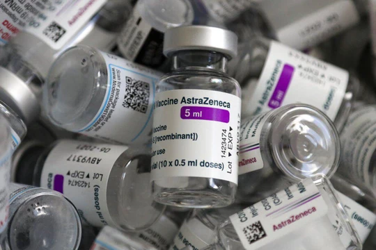 Từng có nhiều trường hợp huyết khối sau khi tiêm vaccine COVID-19 của AstraZeneca (Ảnh: Times Now)