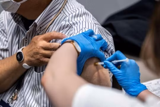 Nhật Bản đã phải ngừng sử dụng một số lô vaccine sau khi phát hiện chất lạ bên trong (Ảnh: AFP)