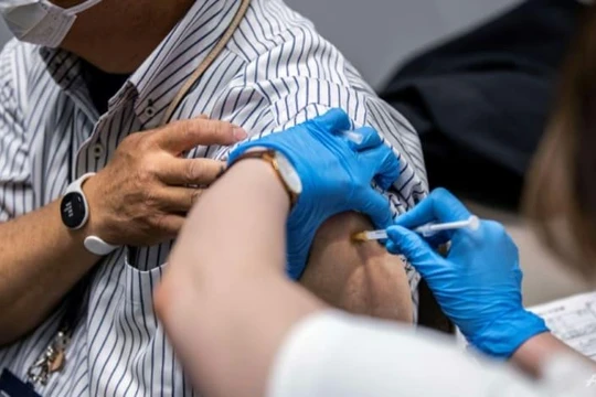 Nhật Bản đã phải ngừng sử dụng một số lô vaccine sau khi phát hiện chất lạ bên trong (Ảnh: AFP)