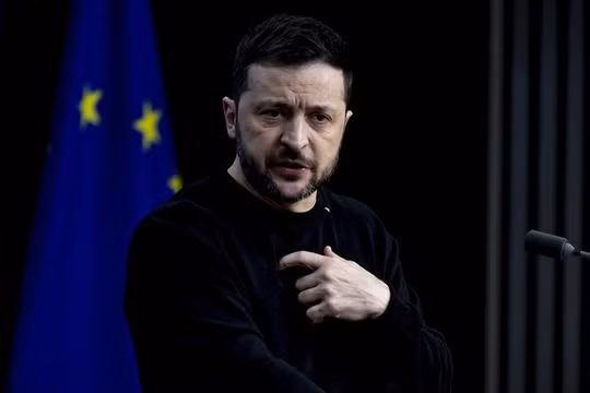 Nhà lãnh đạo Ukraine Volodymyr Zelensky trong cuộc họp báo ở Brussels ngày 19/12. Ảnh: Getty.