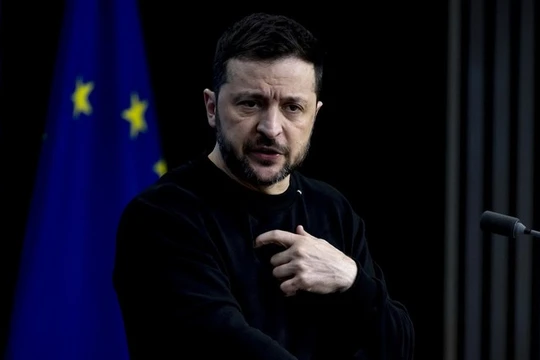 Nhà lãnh đạo Ukraine Volodymyr Zelensky trong cuộc họp báo ở Brussels ngày 19/12. Ảnh: Getty.