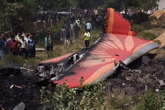 Các mảnh vỡ máy bay tại hiện trường vụ tai nạn máy bay Air India Flight 171 ở Ahmedabad, Ấn Độ, hôm 12/6. Ảnh: WSJ.