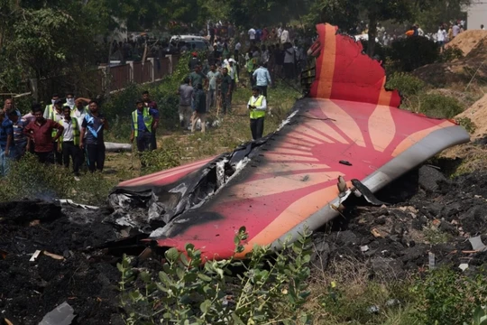 Các mảnh vỡ máy bay tại hiện trường vụ tai nạn máy bay Air India Flight 171 ở Ahmedabad, Ấn Độ, hôm 12/6. Ảnh: WSJ.
