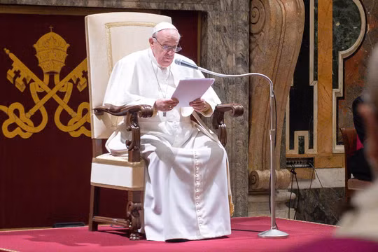 Giáo hoàng Francis không thể đứng phát biểu vì đau thần kinh tọa (Ảnh: DailyMail)