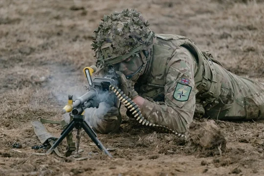 Một binh sĩ Anh bắn súng trong cuộc tập trận ở Smardan, Romania, ngày 17/2. Ảnh: Getty.