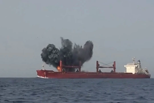 Người Houthi tấn công tàu chở hàng Magic Seas ở Biển Đỏ vào ngày 8/7. Ảnh: Getty.