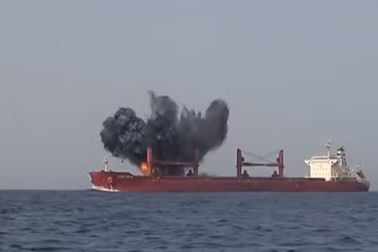 Người Houthi tấn công tàu chở hàng Magic Seas ở Biển Đỏ vào ngày 8/7. Ảnh: Getty.